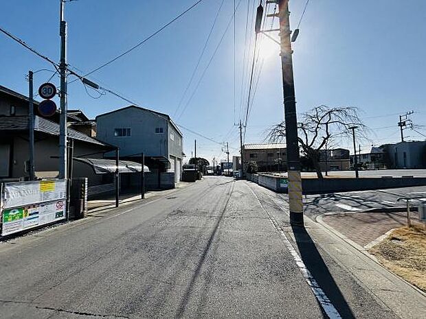 前面道路が広く車の出入りもスムーズにできます。周囲には住宅が並び落ち着いた街並みが広がっています。日当たりも良く開放感のある現地の雰囲気です。現地の様子が一目でわかりますのでご参考ください。