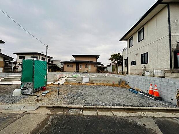 閑静な住宅街に位置する建築用地です。前面道路も広く車の出し入れがしやすいです。周囲は落ち着いた雰囲気の住宅が並び十分なスペースが確保されています。建築計画が進めやすい整形地となっています。