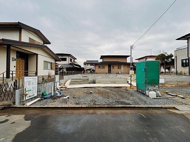 落ち着いた住宅街に位置する建築中の土地です。前面道路は幅広く車の出入りもスムーズです。周囲には戸建てが並び整った街並みが特徴です。明るく開けた雰囲気の敷地となっています。