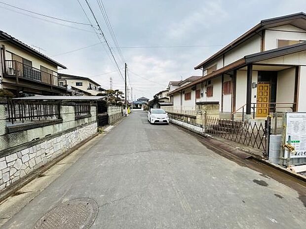 現地の前面道路は幅員があり車の通行もスムーズに行えます。周囲には住宅が立ち並び落ち着いた街並みが広がっています。道路の両側には歩道も設けられており歩行者の安全にも配慮されています。