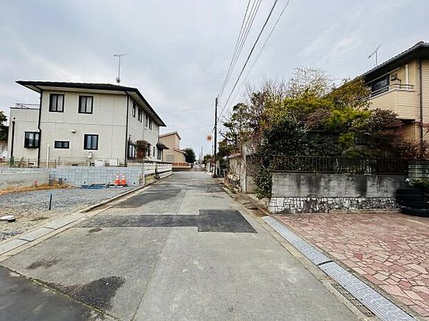 前面道路は幅にゆとりがあり車の出入りもスムーズに行えます。周囲は住宅が立ち並び落ち着いた住環境が広がっています。道路の舗装もきれいで歩きやすい道になっています。