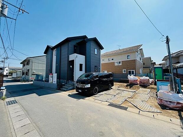 駐車場が敷地内に確保されておりお車を安心して駐車できます。前面道路が広く出入りのしやすい配置です。周囲に住宅が建ち並ぶ静かな環境となっています。建物との距離も余裕があり利便性に配慮された設計です。