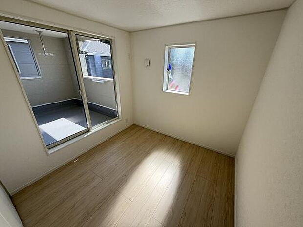 やわらかな陽射しが差し込む子供部屋です。床は木目調で明るく落ち着いた印象です。バルコニーへの窓が開放的な雰囲気を演出しています。シンプルな造りで様々なレイアウトが楽しめます。