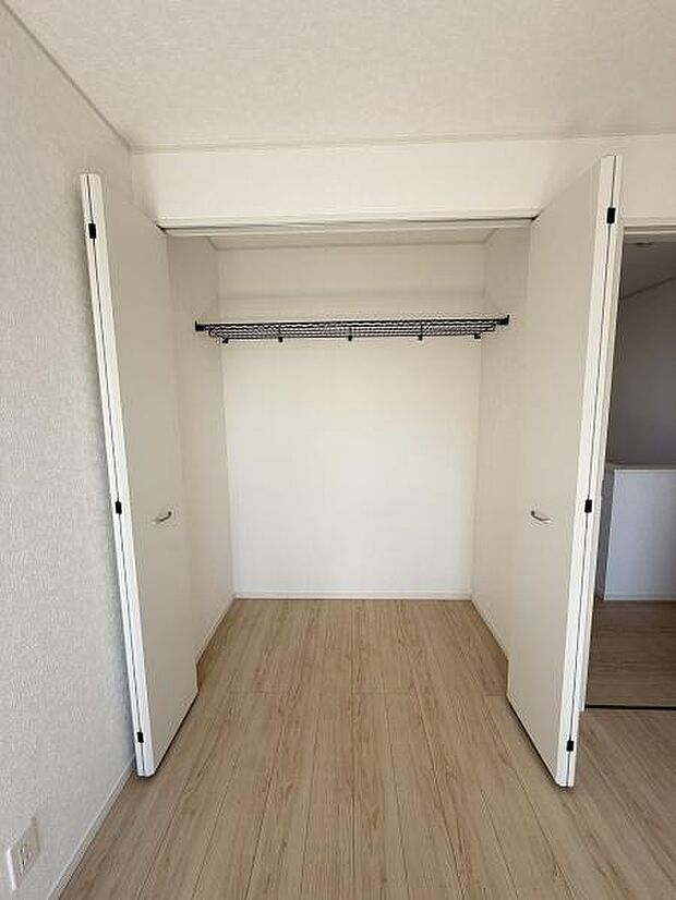クローゼットは扉が大きく開き中のスペースもゆったりとしています。ハンガーパイプが備え付けられており衣類の収納に便利です。床まで見渡せるデザインで整理整頓しやすい収納です。