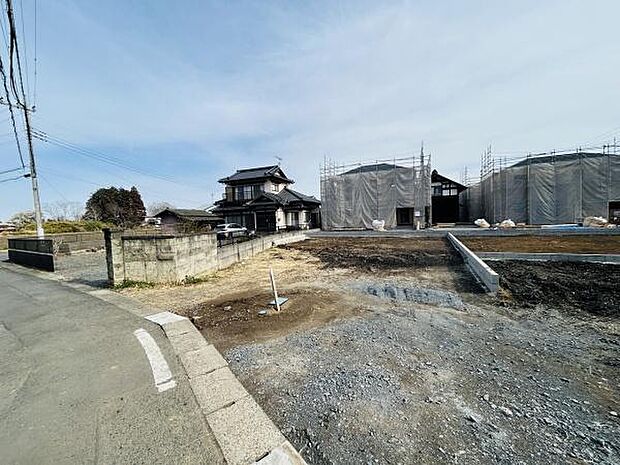 周辺は落ち着いた雰囲気が感じられ幅広い世代に適した場所です。道幅もあり車の出入りもスムーズです。敷地が確保されており将来の建築計画にも期待が持てます。開放感のあるロケーションです。
