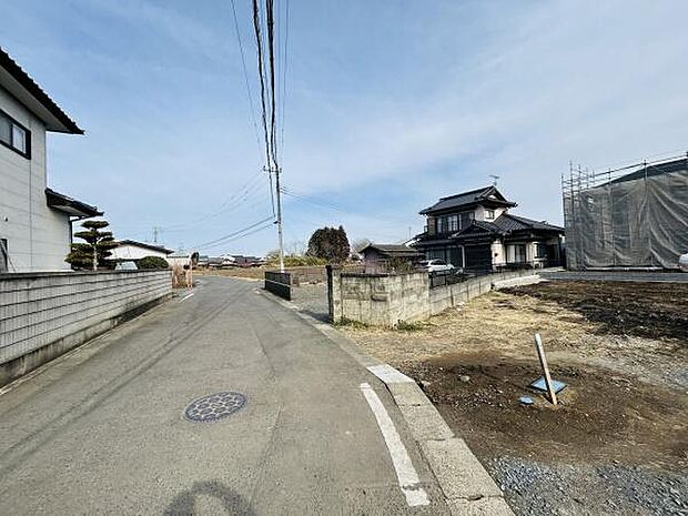 前面道路が広く見通しも良好です。周辺には閑静な住宅が並び落ち着いた環境が感じられます。現地は整備されていて土地の状態も確認しやすいです。電柱や舗装も整っていて安心感があります。