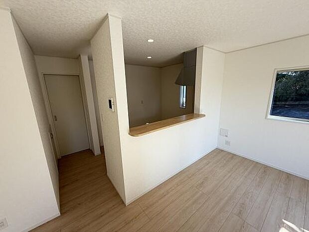 白を基調とした明るいキッチンは木目調のフローリングと相性が良い空間です。カウンター付きで開放感も感じられます。窓があり自然光が入りやすい設計です。シンプルなデザインでインテリアも合わせやすいです。