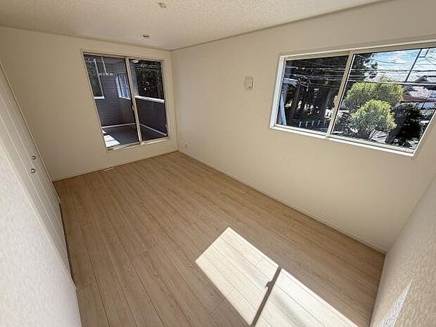 二面の窓から自然光がたっぷりと差し込む寝室です。シンプルな内装で家具の配置がしやすい設計となっています。広々としたフローリングがゆったりとした空間を演出します。