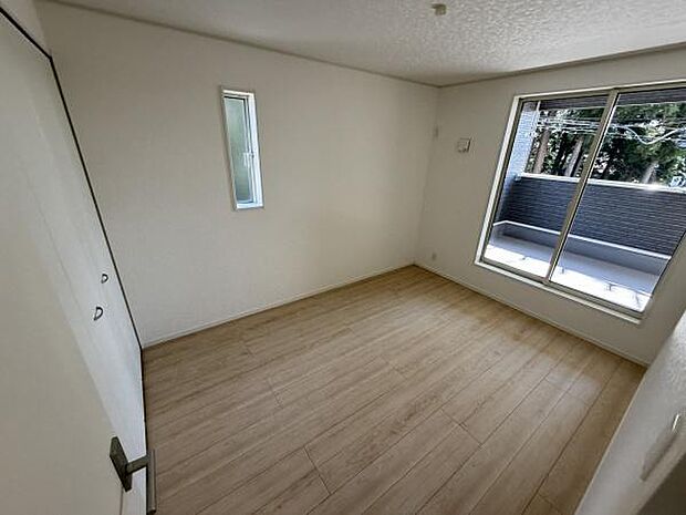 明るい光が差し込む子供部屋です。フローリング仕様でお手入れも簡単です。バルコニーへのアクセスも便利です。収納スペースも備えすっきりお使いいただけます。落ち着いた雰囲気が感じられるお部屋です。