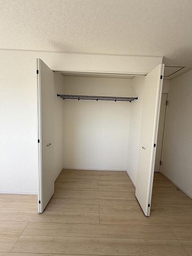 扉付きの収納スペースが設けられており洋服などを整理して保管できます。シンプルな内装で使いやすさが感じられます。収納内にはハンガーパイプが設置されています。お部屋をすっきりと保てる収納です。