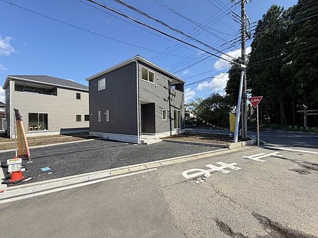 玄関までのアプローチが使いやすく設計されています。駐車スペースが広く確保されています。舗装されたスペースで車の出し入れがしやすいです。周囲は道路も広めで落ち着いた印象があります。