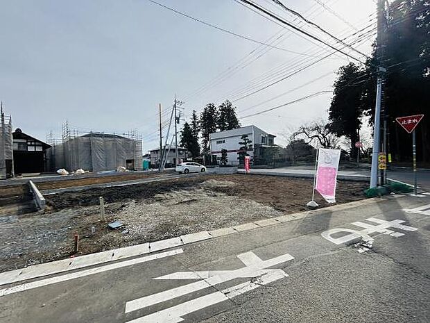 前面道路が広く開放感があります。周辺には住宅が立ち並び建築が進むエリアの印象です。整形地なので配置がしやすそうです。角地で視認性も高めです。電柱やインフラの整備がなされている様子がうかがえます。
