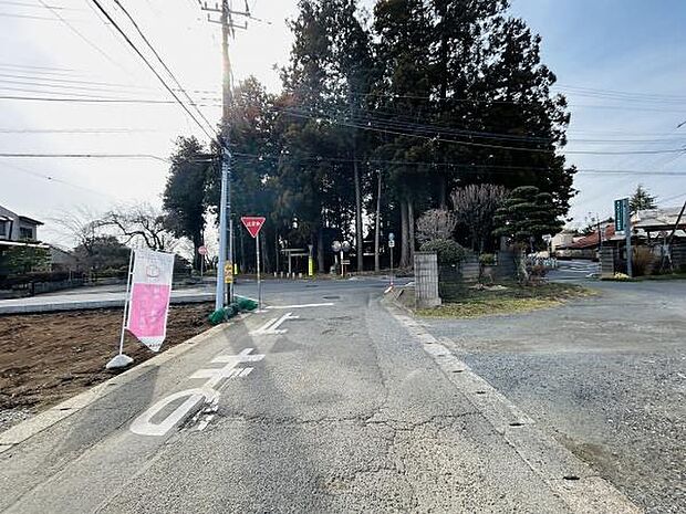 現地周辺は落ち着いた雰囲気が感じられる前面道路です。視界が開けており通行もスムーズです。道路幅もしっかり確保されているため車の出入りも安心です。周囲には緑も多く穏やかな印象を受けます。