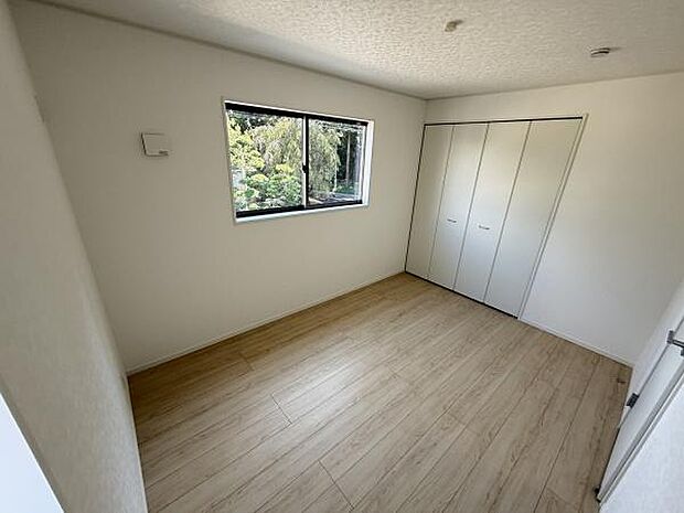 明るい窓から自然光が差し込む子供部屋です。クローゼット収納がありお部屋がすっきりと片付く設計です。シンプルな内装でインテリアのアレンジも楽しめます。木目調の床が温かみを感じさせる空間です。