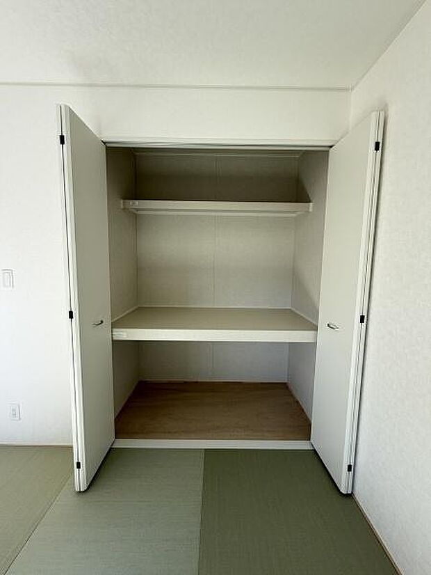 扉付きの収納スペースで荷物の整理がしやすい設計です。上部と中央に棚が設けられているため多用途に活用できます。奥行きもありかさばる物も無理なく収まります。