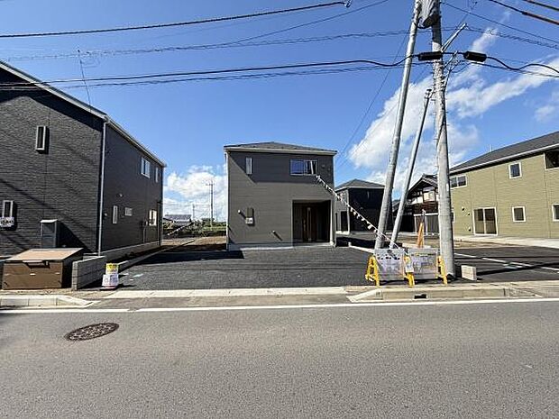 駐車スペースが広く車の出し入れもしやすい配置です。前面道路からのアクセスもスムーズです。敷地内は整地されており駐車時のストレスが軽減されます。建物前のスペースを有効活用できる点が魅力です。