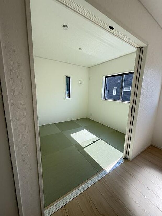 明るい日差しが差し込む和室です。シンプルな内装で開放感のある空間となっています。モダンな雰囲気で使い方の幅が広がります。角部屋で風通しも良好です。