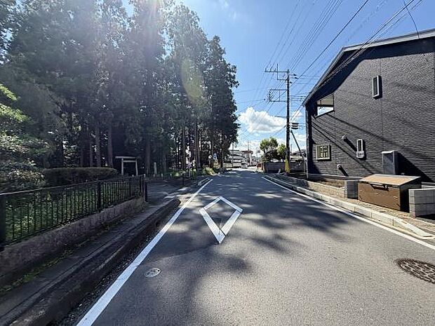 現地前面道路は広く車の通行がしやすい印象です。周囲には緑も多く日当たりの良い環境が広がっています。舗装状態も良く安心してアクセスができる立地です。周辺は静かな雰囲気に包まれているのもポイントです。