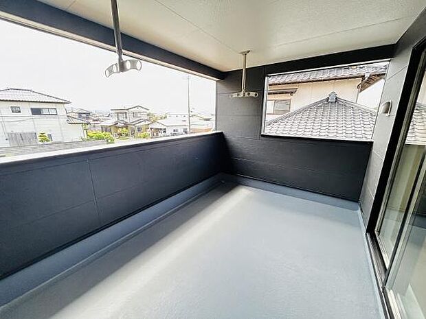 広々としたバルコニーは開放感があり室外での過ごし方の幅が広がります。屋根付きなので天候の影響を受けにくく安心して利用できます。2面採光で明るい空間が保たれ窓からの眺めも良好です。