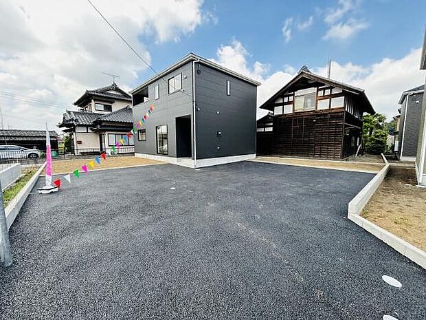 広々とした駐車場が建物の前面に配置されており複数台の車を駐車することができます。舗装された敷地は車の出し入れもしやすい設計です。住宅と駐車場の距離も近く荷物の運搬にも便利です。