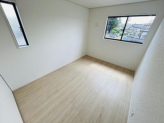 二面採光で室内が明るく感じられ使いやすいシンプルな洋室です。優しい色合いのフローリングが空間に広がりを与えます。壁や床のコンディションも良好です。開放感のある窓が魅力的です。