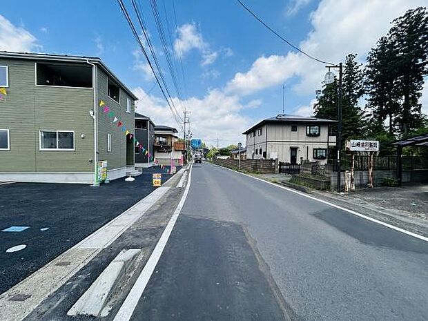 広々とした前面道路で車の出し入れもスムーズに行えます。周辺には住宅が並びゆったりとした街並みが広がっています。空が広く感じられる開放感あるロケーションです。