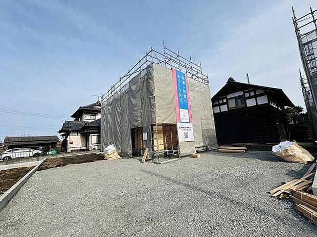 建築中の建物が敷地中央に位置し周囲のスペースもゆとりがあります。落ち着いた住宅街の中にあり建物の骨組みや外観の様子がよくわかります。今後の仕上がりが楽しみな物件です。