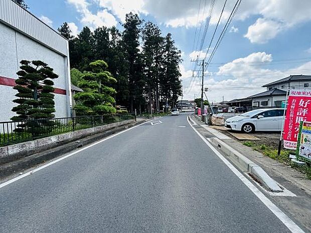 前面道路が広々としており車の出入りにも安心感があります。両側に植栽があり周辺の緑も感じられます。道路幅が十分に確保されており開放感があります。現地の雰囲気をしっかりご確認いただけます。