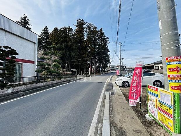 前面道路は広めで車の出し入れがしやすいです。周囲には整った植栽があり清潔感のある印象です。敷地横に駐車スペースが確保されています。標識や案内板も設置され周辺環境が分かりやすいです。