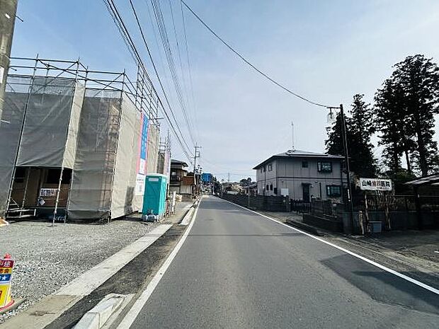 周辺には落ち着いた雰囲気の住宅街が広がっています。前面道路は舗装されており車も通行しやすい環境です。建築中の建物もあり新しい街並みが感じられます。周囲は整然としており日当たりも良好です。