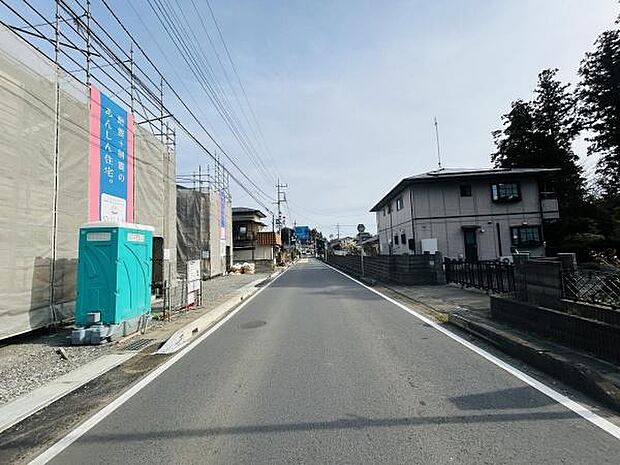 前面道路が広々としており車の出し入れもスムーズに行えます。周辺は落ち着いた印象の街並みです。現地の様子がしっかりと確認できる写真です。工事中の建物も見受けられ今後の街の発展が感じられます。