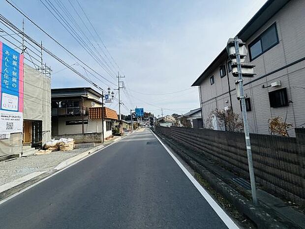 前面道路は見通しが良く車の通行も快適に行えます。周辺は落ち着いた住宅街の雰囲気が漂い交通量も比較的控えめです。新築住宅の建設も進んでおりこれからの発展にも期待できます。
