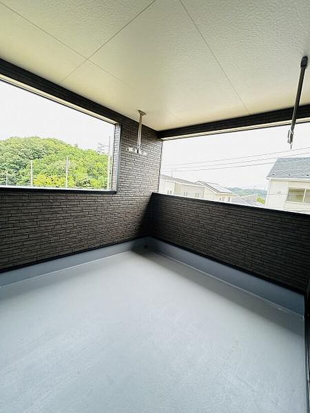 開放感のあるバルコニーが特徴です。天井付きで天候の変化にも対応しやすい設計です。眺望も広がりゆったりとした空間が広がります。壁のデザインがアクセントになっています。