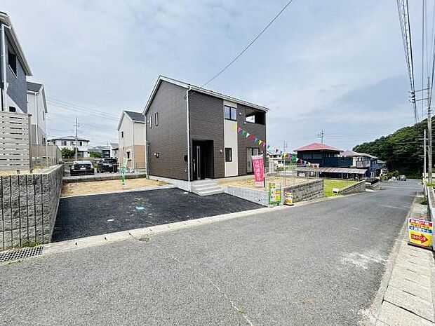 駐車場は住まいの敷地内に配置されており日々の車の出し入れもスムーズに行えます。前面道路との段差も少なく駐車がしやすい造りです。敷地内の舗装も施されており車の管理がしやすくなっています。