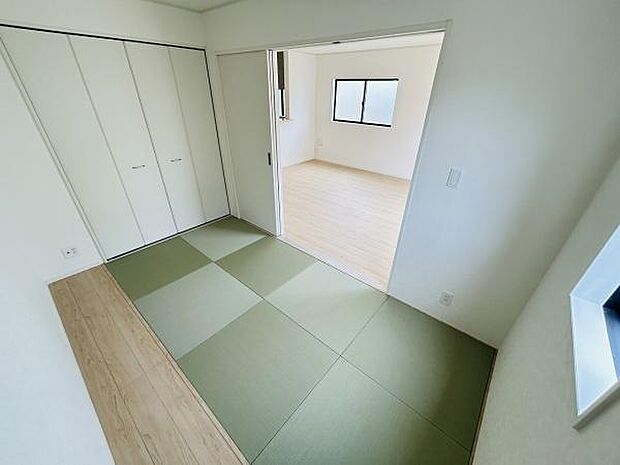 和室は落ち着いた雰囲気が魅力です。押入れ収納が豊富で使い勝手が良いです。隣の洋室と一体感のある間取りで空間に広がりを感じられます。明るい窓から自然光が差し込みます。
