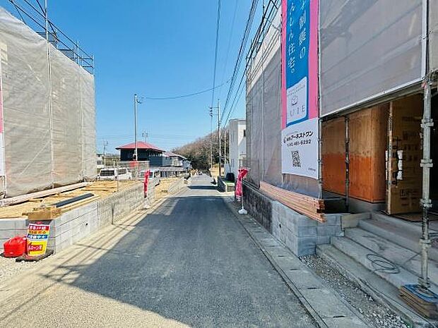 前面道路が広くすっきりとした印象です。現地は工事中で新しい街並みが形成されている様子が感じられます。落ち着いた周辺環境もポイントです。道路の整備状況がよく分かります。