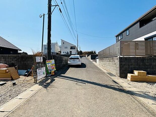 前面道路は幅員がしっかり確保されており車の出入りもスムーズに行えます。周囲には整然とした住宅が並び落ち着いた街並みが広がります。敷地前も舗装されているため車や自転車の利用にも便利です。