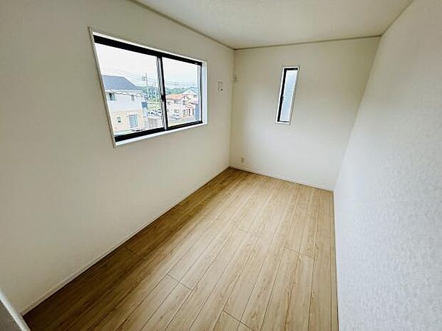 二面採光で明るい空間です。シンプルな内装で家具の配置がしやすくなっています。ナチュラルな床材が落ち着いた雰囲気を演出しています。窓からの眺望も楽しめます。