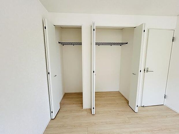 独立した2つの収納スペースが設けられており衣類や小物などを分けて整理しやすい仕様です。室内は白を基調としており清潔感のある空間が広がっています。扉付き収納で見た目もすっきり保つことができます。