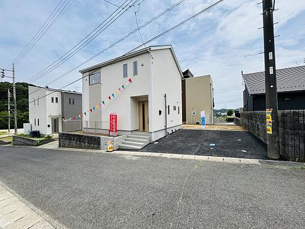 建物の横に広々とした駐車スペースが確保されています。見通しの良い前面道路に面しており車の出し入れもスムーズに行えます。シンプルな造りでお手入れがしやすい印象です。来客時にも便利にご利用いただけます。