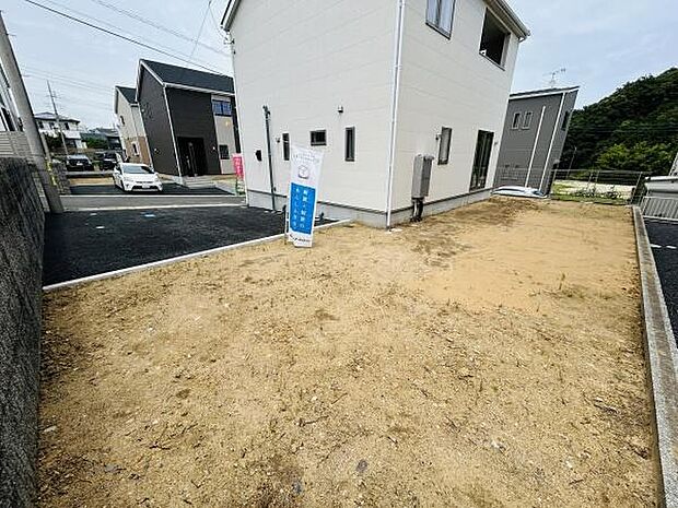 庭は広々としたスペースが確保されており開放感があります。日当たりの良い位置にありさまざまな用途に対応しやすいです。アプローチも整備されていて使いやすい形状です。建物とのバランスも良好です。
