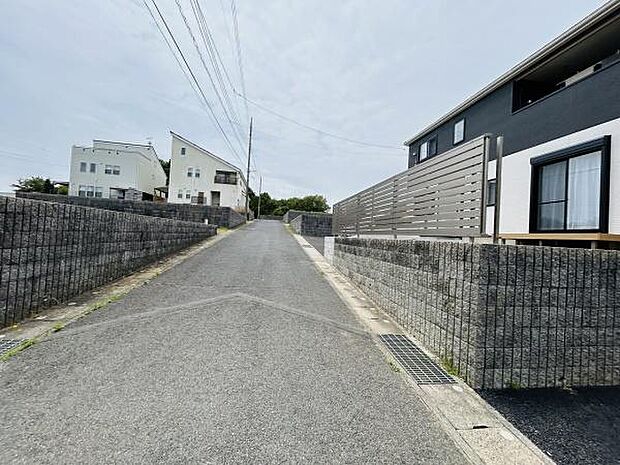 前面道路がゆったりとした幅で車の出入りがしやすい環境です。現地周辺は道路が整備されておりすっきりとした印象があります。勾配が少なく歩きやすい道のりとなっています。