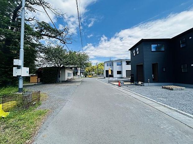 前面道路は幅が広く車両の出入りもスムーズに行えます。周囲は落ち着いた住宅街の雰囲気が感じられます。電柱や舗装された路面も整い安心して利用できる環境です。周囲の景観も開放的で日当たりも良好です。