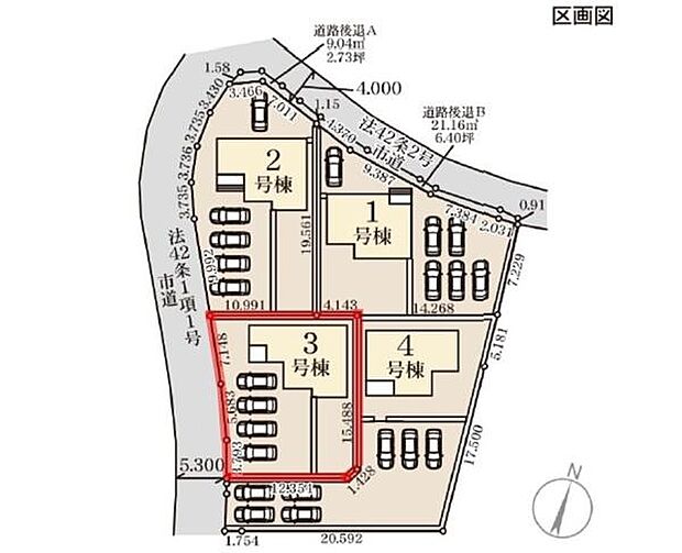 区画図は敷地の形状や建物の配置がわかりやすく示されています。駐車スペースの台数も表示されていますのでご確認いただけます。各棟の位置関係や接道状況も明瞭です。