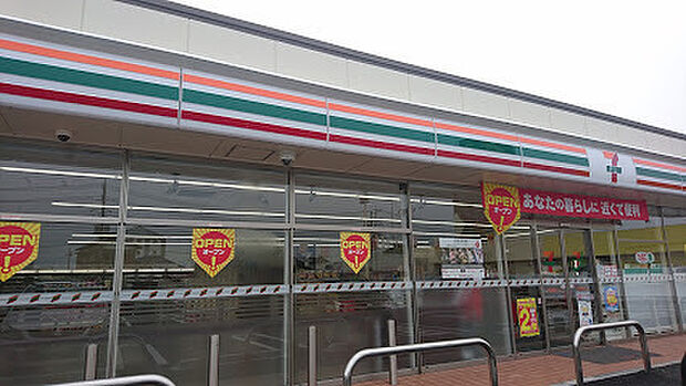 セブンイレブン友部八雲店まで529m