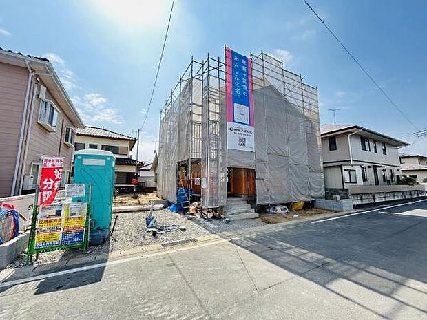 新築の建物が建築中で最新の工法が採用されている現場です。周辺は落ち着いた住宅街となっており街並みに調和しています。前面道路も幅があり車の出入りもスムーズです。複数台分の駐車スペースが確保されています。