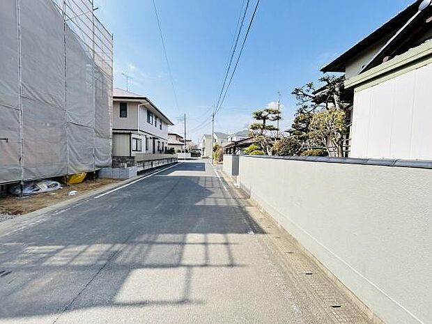 現地の前面道路は幅があり車の出入りがしやすい環境です。道路沿いには住宅が並び周辺は落ち着いた雰囲気です。日当たりの良さも実感できる明るい道となっています。道路の状態も良好です。