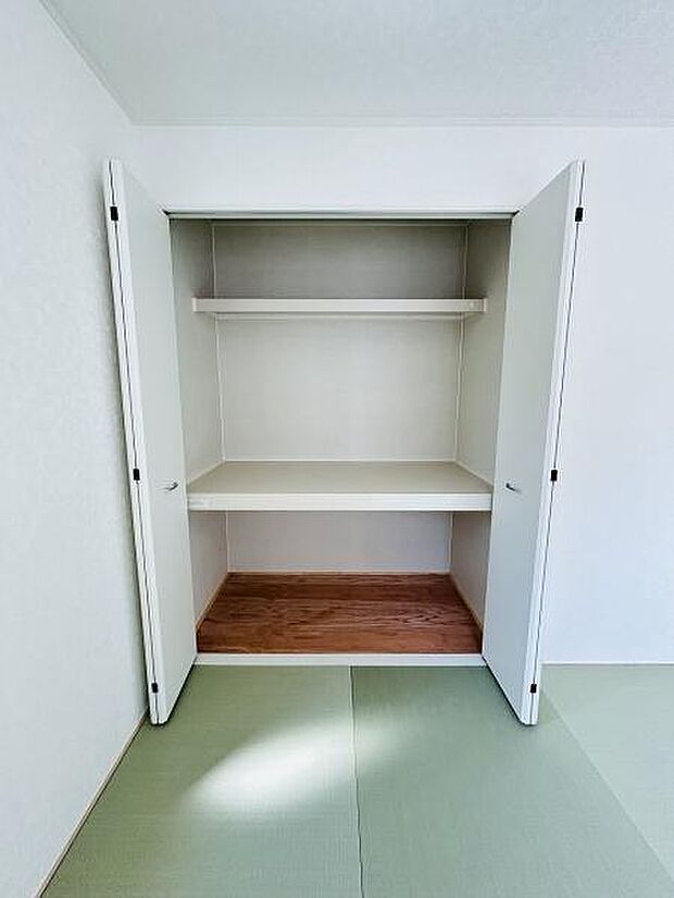 シンプルなデザインの収納スペースです。内部には棚が設けられているため物の整理がしやすい造りとなっています。扉付きで見た目もすっきりします。和室にも調和する収納です。幅広い用途に対応できるのが特徴です。