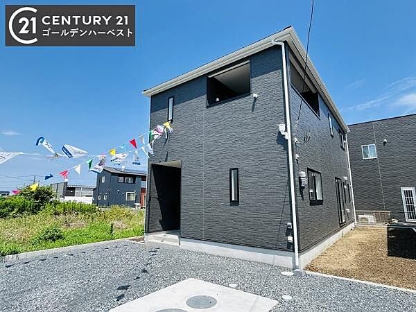 シンプルなデザインの外観が目を引きます。落ち着いた色合いが周囲と調和しています。角地に位置し開放感が感じられる建物です。モダンな雰囲気が印象的です。住まいの第一印象にもこだわりを感じます。