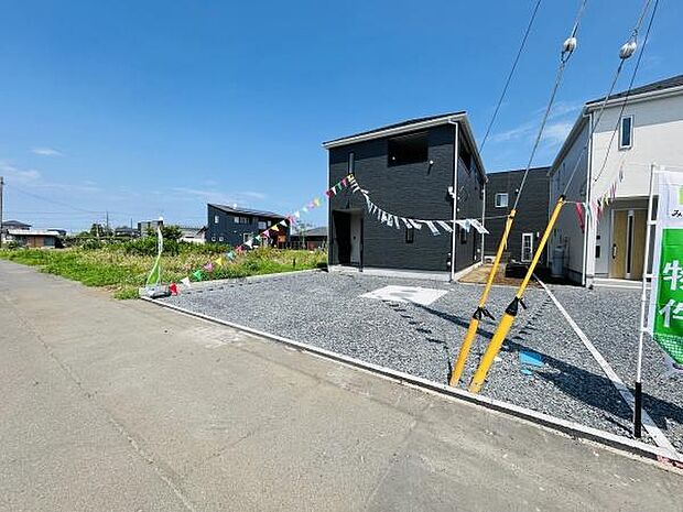 広々としたスペースが確保された駐車場で複数台分の車両も快適に利用できます。前面道路もゆとりがあり日々の車の出し入れがしやすい配置です。建物との距離も十分にあり使い勝手が良い設計です。